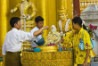 Myanmar - Rituel bouddhiste dans la pagode Schwedagon © Marc Dozier