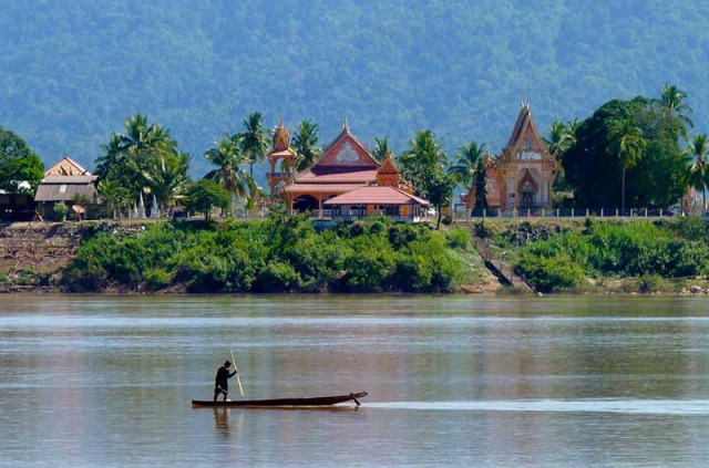 Laos - Pêcheur sur le Mékong dans le Sud Laos