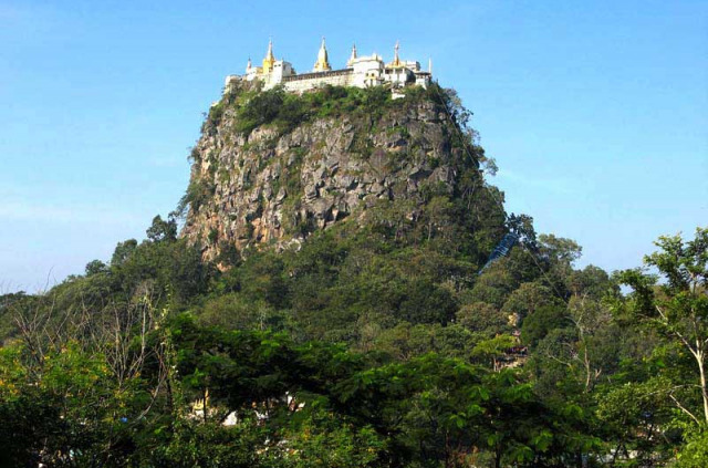 Myanmar - Vue sur le sanctuaire du Mont Popa