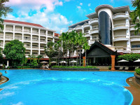 Cambodge - Siem Reap - Hotel Borai Angkor Resort & Spa - Vue extérieure et piscine