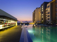 Myanmar – Yangon – Novotel Yangon Max – Piscine et vue extérieure © Tarik Gok