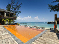 Thailande - Koh Samet - Baan Ploy Sea - Piscine et plage de l'hôtel © Samed Resort