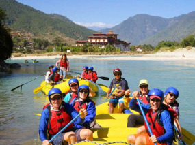 Bhoutan - Rafting au pied du Dzong de Punakha