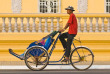 Cambodge - Phnom Penh - Cyclo-pousse dans les rues de Phnom Penh