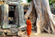 Cambodge - Siem Reap - Samar Villas and Spa Resort - Moine dans un temple d'Angkor © Philippe Charlot – 2011