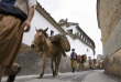 Chine - Yunnan - Lijiang - LUX* Tea Horse Road - Caravane de chevaux dans les rues de Lijiang © LUX* Tea Horse Road Lijiang