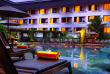 Indonésie - Jogjakarta - Santika Premiere Jogja - Piscine et vue extérieure de l'hôtel
