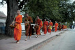 Laos - Procession de bonzes