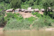 Laos - Village au bord du Mekong