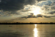 Laos - Descente du Mékong en croisière à bord du Vat Phou - Coucher de soleil sur le Mékong