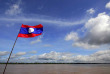 Laos - Descente du Mékong en croisière à bord du Vat Phou - Drapeau laotien et vue sur le Mékong