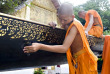 Laos - Moine au travail dans un temple de Luang Prabang © Photo-of-laos.org
