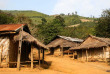 Laos - Village et maisons traditionnelles Kamu