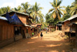 Laos - Village et maisons traditionnelles Kamu