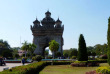 Laos - Le Patuxai et l'avenue Lane Xang