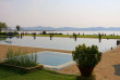 Myanmar - Bagan - Bagan Thiripyitsaya Sanctuary Resort – Piscine et vue sur l'Irrawady