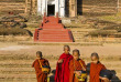 Myanmar - Jeunes moines sortant de la Pagode de Mingun © Marc Dozier