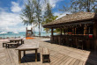 Thailande - Koh Samet - Baan Ploy Sea - Grande terrasse, piscine et bar de l'hôtel © Samed Resort