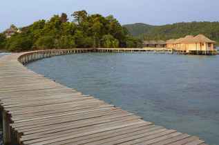 Cambodge - Sihanoukville - Song Saa Private Island - Passerelle entre les deux îles © Sunya Thadathanawong - Markus Gortz