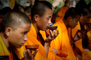 Inde - Vallée du Gange - Moines au temple de Mahabodi à Bodhgaya © ONT Inde