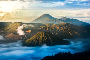 Indonésie - Java - Lever de soleil sur le Mont Bromo © Zephyr – Shutterstock