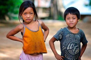 Laos - Descente du Mekong et villages de minorités - Enfants du village voisin du Kamu Lodge