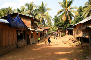 Laos - Village et maisons traditionnelles Kamu