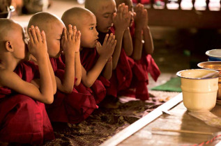 Myanmar - Jeune moine en prière © Belmond