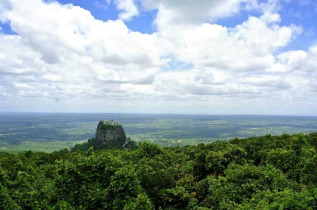 Myanmar - Le sanctuaire du Mont Popa et la plaine environnante