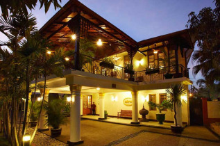 Myanmar - Yangon - Savoy Hotel – Entrée de l'hôtel