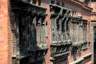 Népal - Le fenêtres sculptées du Dwarika's Hotel © Dwarika's Group