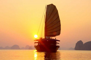 Vietnam - Croisière en Baie d'Halong - Au soleil couchant 