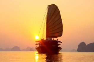 Vietnam - Croisière en Baie d'Halong - Au soleil couchant 