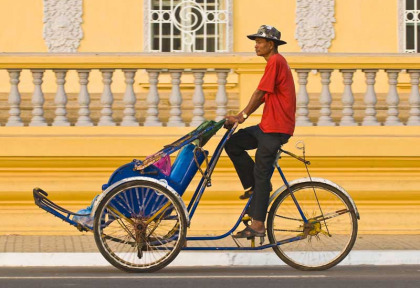Cambodge - Phnom Penh - Cyclo-pousse dans les rues de Phnom Penh