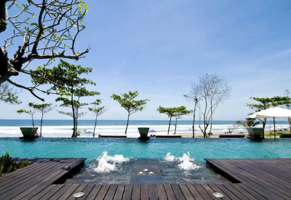 Indonésie - Bali - Anantara Seminyak Bali Resort & Spa - Piscine face à la plage de Seminyak