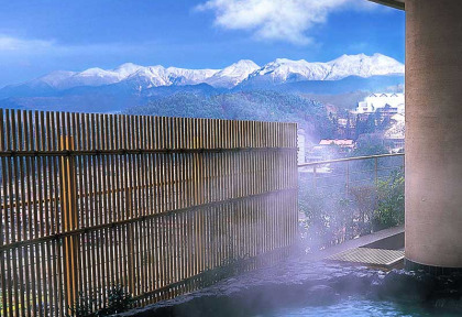 Japon - Takayama - Onsen avec vue sur la montagne © Associa Hotels & Resorts