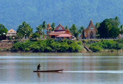 Laos - Pêcheur sur le Mékong dans le Sud Laos