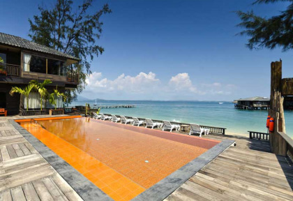 Thailande - Koh Samet - Baan Ploy Sea - Piscine et plage de l'hôtel © Samed Resort