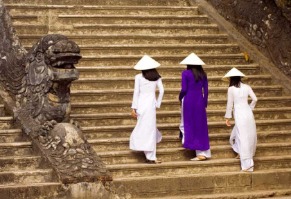 Vietnam - Panorama du Vietnam - Ao Dais et chapeaux coniques