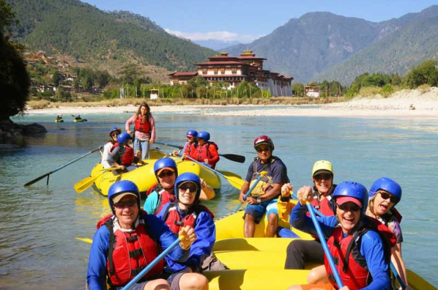 Bhoutan - Rafting au pied du Dzong de Punakha