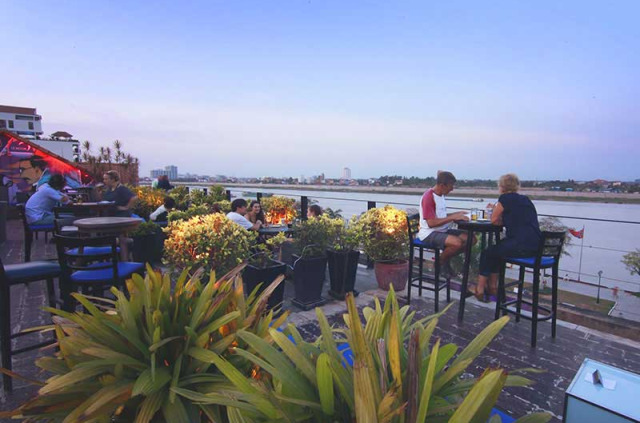 Cambodge - Phnom Penh - Amanjaya Pancam Hotel - Dîner sur la terrasse face au Mékong