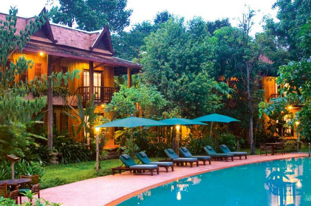 Cambodge - Siem Reap - Angkor Village Resort - Piscine et jardin de l'hôtel