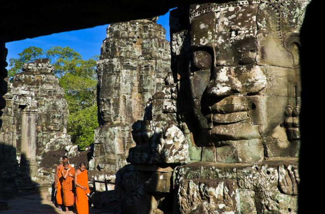 Cambodge - Moines au temple du Bayon © Marc Dozier