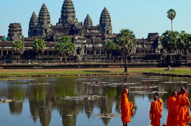 Cambodge - Siem Reap - Moines bouddhistes devant Angkor Wat