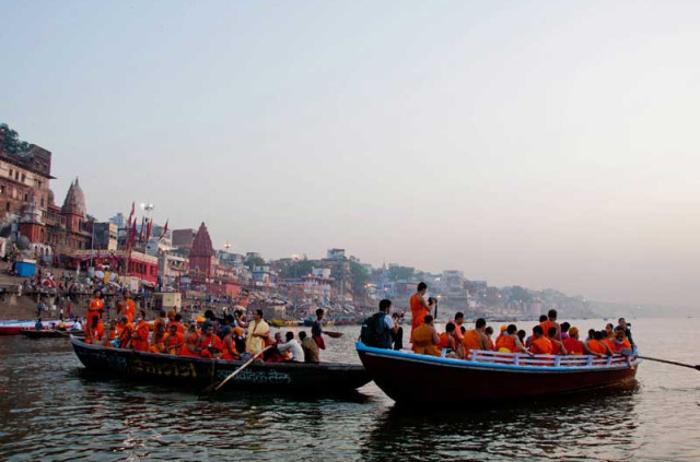 Inde - Vallée du Gange - Sur les eaux du Gange à Varanasi © ONT Inde