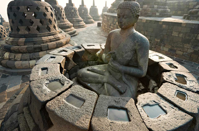 Indonésie - Java - Temple de Borobudur © Luciano Mortula – Shutterstock