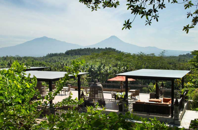 Indonésie - Jogjakarta - Plataran Borobudur Resort & Spa - Vue sur le volcan Merapi depuis la Patio Deck