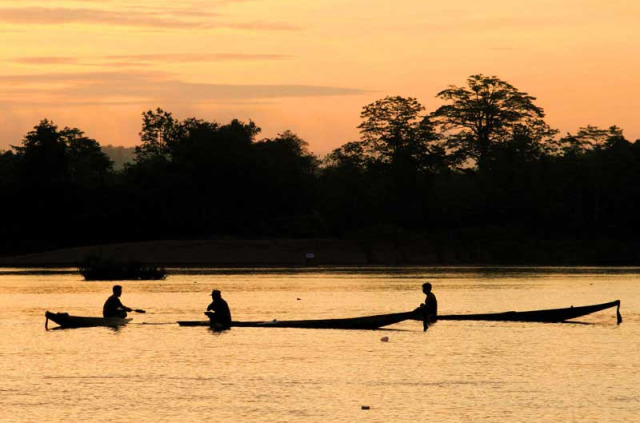 Laos - Pêcheur dans le Sud Laos © Photo-of-laos.org