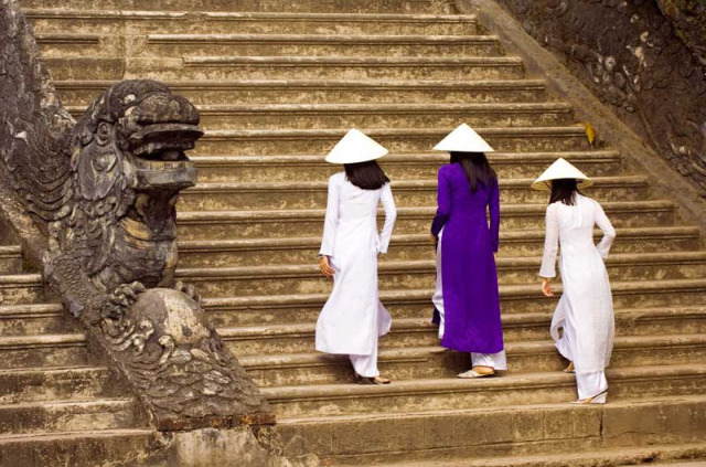 Vietnam - Panorama du Vietnam - Ao Dais et chapeaux coniques